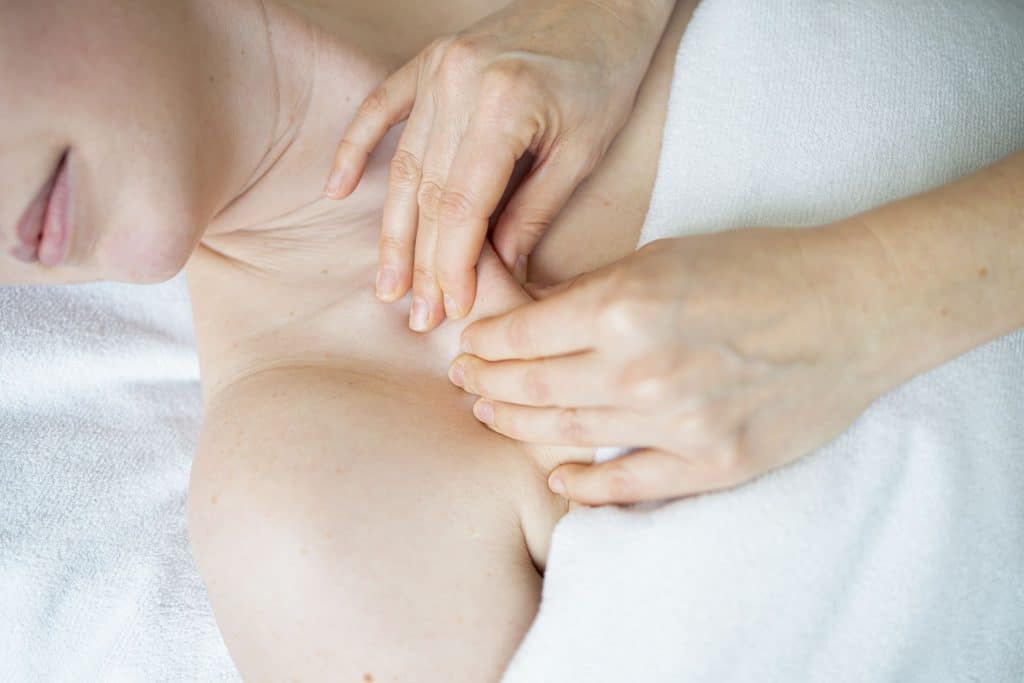 Vrouw krijgt een bindweefselmassage bij Huidkliniek Steijaert.